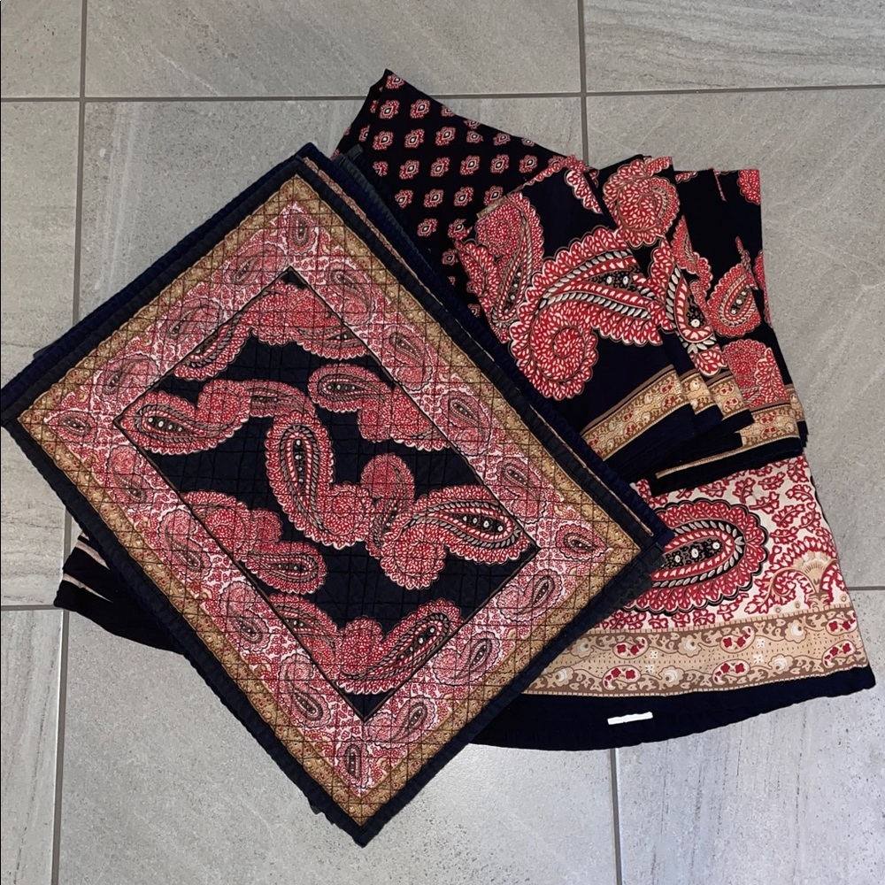 Williams Sonoma Cotton Fabric Black/Red Paisley Design Round Table Linen Set EUC